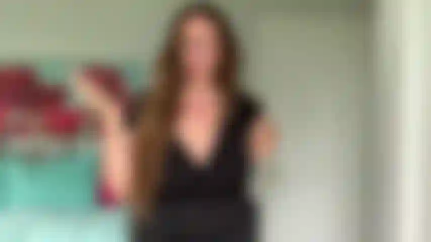 Il mio video più latteo del 2020! Succhiando bocconi su bocconi di latte e spruzzandolo dappertutto! Oltre 15 minuti di drenaggio del mio seno enormemente gonfio. La mia migliore creazione finora!