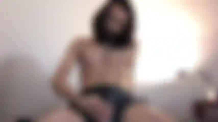 Un grosso cazzo troppo grande per i boxer elasticizzati mimetici.