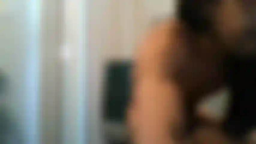 Un cazzo mostruoso che versa sborrata.