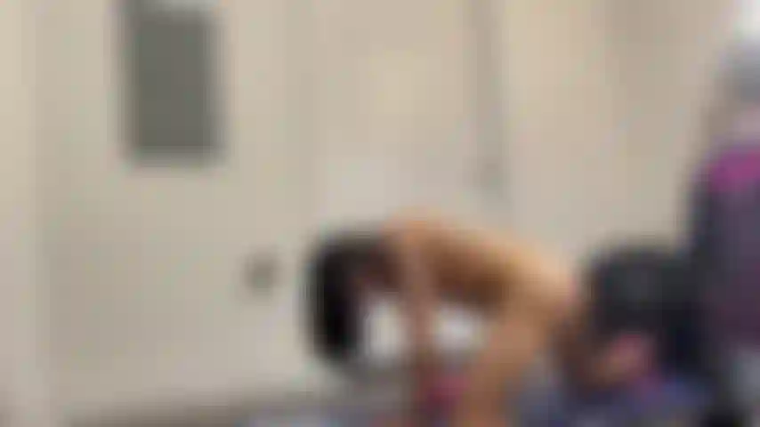 ( Nessun suono) sicuro da guardare in pubblico.