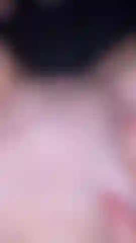 Allargo le labbra e mi strofino quella figa stretta.