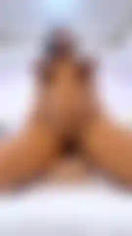 Con delle tette enormi e rimbalzanti.