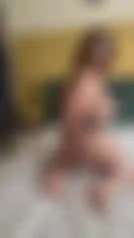 Adorazione del culo enorme in perizoma leopardato…. Tease a seno nudo con tanto sculettare e twerking - per favore, vieni sul mio culo.