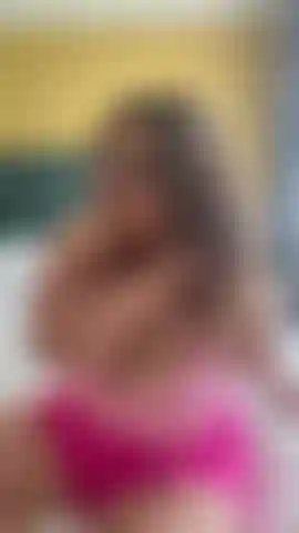 Il massimo dello strip sensuale - guardami mentre mi spoglio mostrando le mie curve sexy mentre ti parlo sporco e ti faccio diventare durissimo per me 😈 esponendo le mie tette enormi e la mia dolce figa bagnata per te.