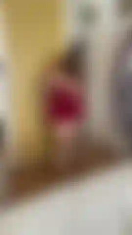 Tette enormi scatenate! Sto indossando le mutandine sotto la mia sexy minigonna attillata? Ascoltami mentre ti faccio il dirty talk più eccitante della tua vita. Mi apro la figa e mi tengo spalancata per te.