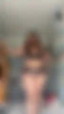 Guardami mentre ti stuzzico e ti seduco tesoro…lascia che ti dica quanto mi piace vederti masturbarti pensando a me. La mia figa succosa sta aspettando che tu mi penetri e i miei seni sono pronti per farti venire con una sega al seno 😈.