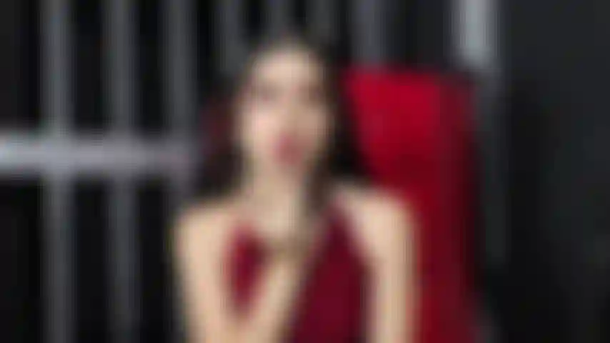 Vieni e goditi la mia bocca cattiva.