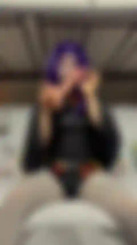 Freaky raven ha il suo primo incontro con una vera troia del cazzo. Che usa la lingua divisa per un grosso cazzo da 8 piedi, ci sputa sopra e succhia le palle. Faccio un po' di gola profonda, rendendola piacevole e bavosa, puoi sentire i conati di vomito e guardare un corvo troia prendere 2 cazzi.