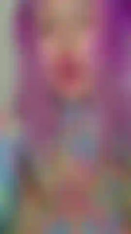 Aggiornamento con la lingua spaccata, che mostra i trucchi che so fare, sbava/sputa, in un body trasparente che indosso.