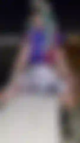 Accanto a un ponte con una gonna corta e un top corto mentre i pedoni passano e mostro cosa c'è sotto:3.