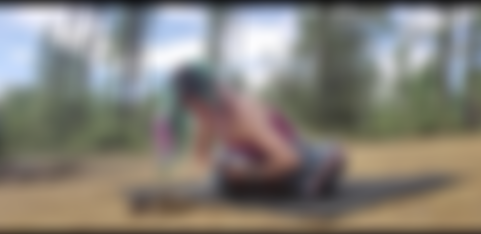 Video di yoga di prima che fossi pesantemente modificato: all'aperto e finisco nuda.