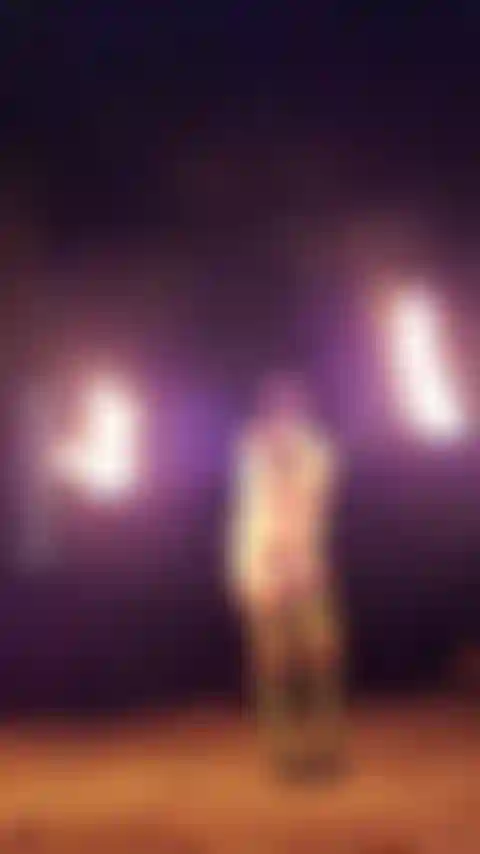 La prima volta che roteo il fuoco nuda.