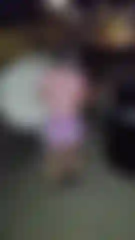 Ho portato fuori la spazzatura per il mio amico e mai più. Ha finito per tagliarmi le mutandine e la gonna scappando con loro, lasciandomi solo, senza fondo in pubblico! Cerco di non farmi scoprire, molte chiamate ravvicinate!!!