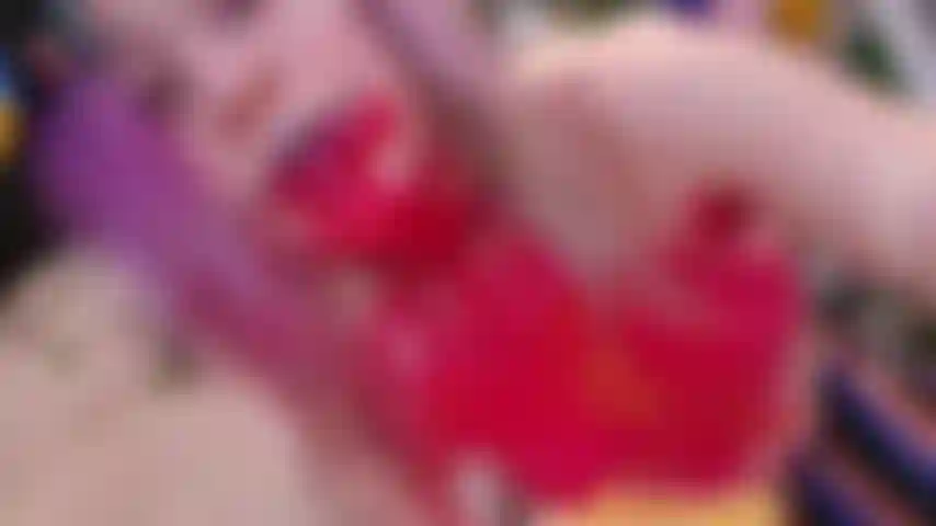 Volevo dipingere su alcune tele, quando ho finito per diventare la tela. La saliva mi gocciola dalla bocca, con vernice rossa e gialla su tutto il viso, la bocca, la lingua e le tette.