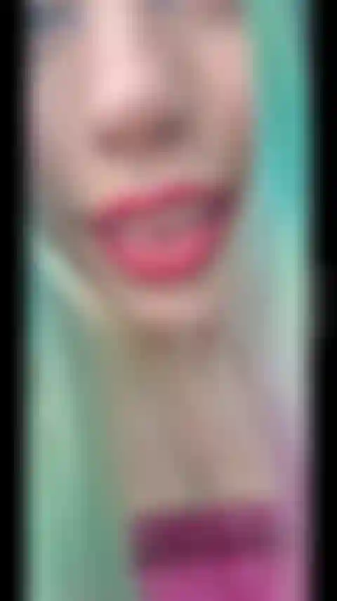 Uso la mia torcia elettrica, un endoscopio, espando la gola e allungo la lingua il più a lungo possibile; così puoi avere una visione chiara della mia epiglottide.