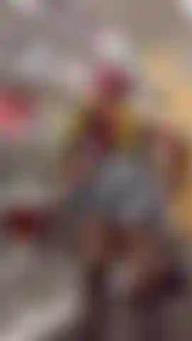 Celebrazione del mese queer: cattiveria della biblioteca pubblica. Con le mutandine in bocca larga, in mostra la figa e il buco del culo stretto.