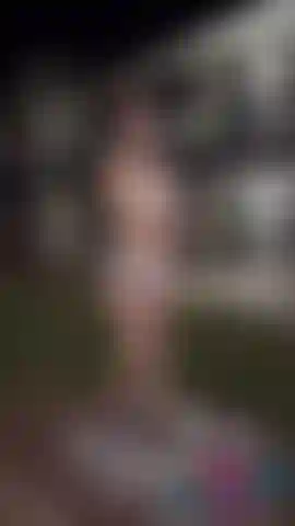 Spogliarello pubblico in complesso - teaser.