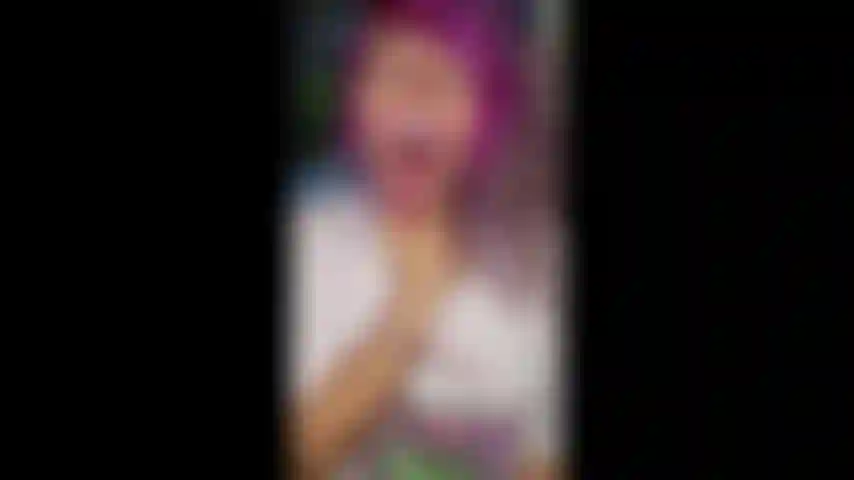 In primissimo piano mentre ingoio alcuni uomini gommosi e arrapati. Una vora di gigante/feticismo della bocca/feticismo della lingua/fissazione orale (prima che mi spaccassero la lingua).