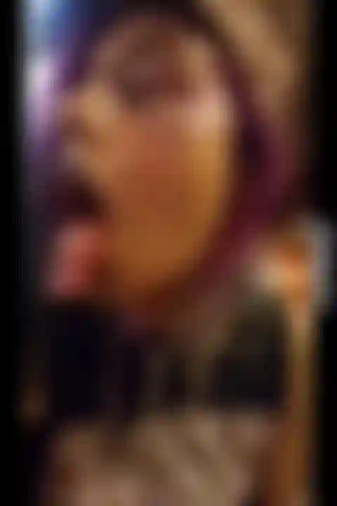 Fistin parla in pubblico sul traghetto di staten island mentre la statua della libertà è dietro di me. Se hai un debole per gli abbracci in bocca e le persone che guardano lo spettatore... Allora non cercare più!<3.