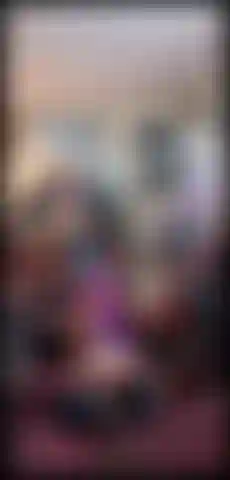 Sono entrata in un negozio di antiquariato e ho guardato i vecchi libri che mettevano in mostra il mio culo, la mia figa e le mie tette. Sono accanto a questo caminetto.