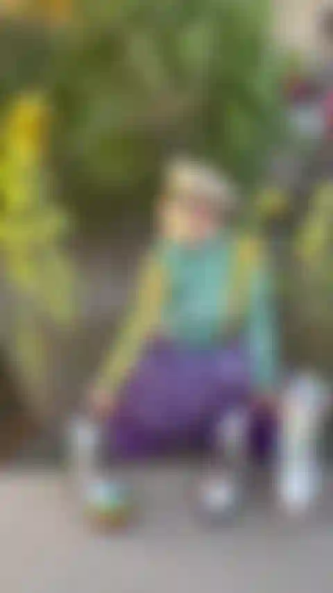 Baci di girasole sul mio cespuglio rigoglioso e sulle mie tette sode in pubblico.