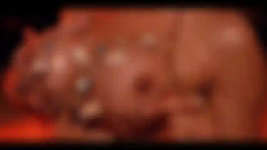 Guarda le mie grandi tette danzare nella notte.