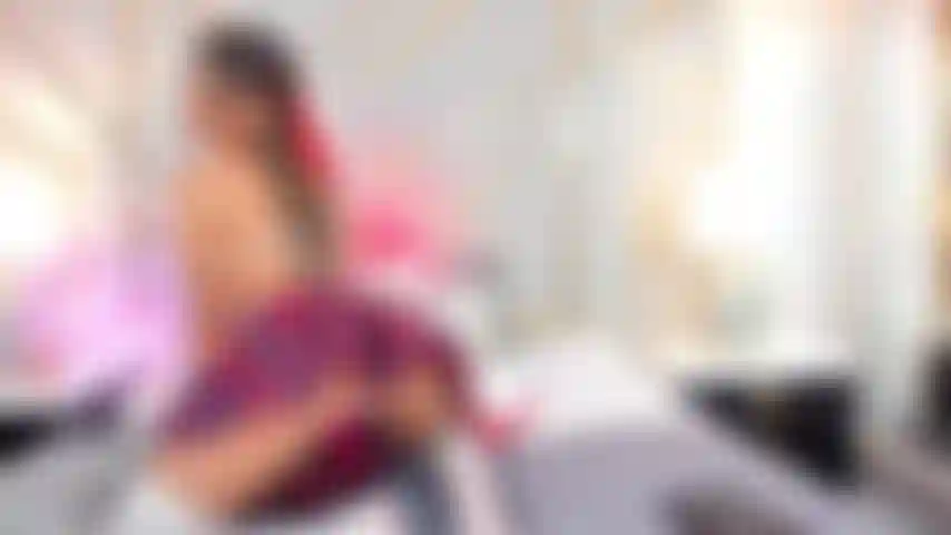 Una studentessa cattiva si strofina la sua stretta figa rosa.