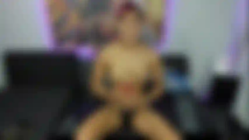 Olio nel mio corpo e mostro i muscoli.