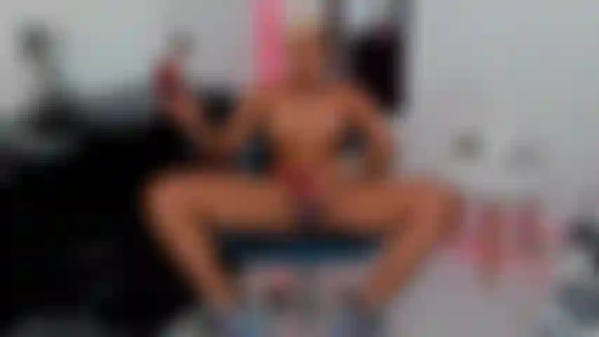 Fottimi la figa bagnata.