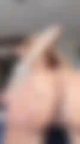 Apri la bocca e tira fuori la lingua, e mettila nel buco che vuoi.