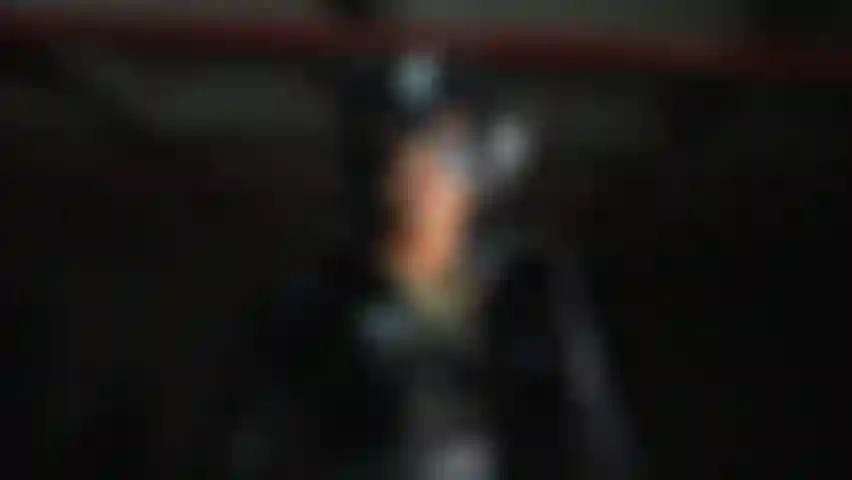 Arrenditi ai miei piedi.