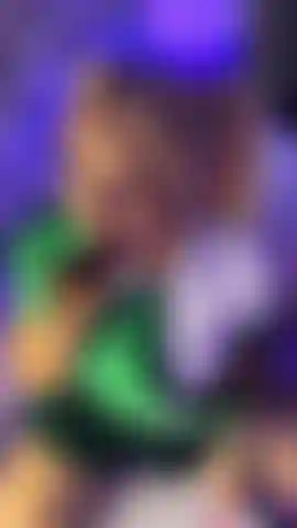 Che lecca una ciambella cremosa.