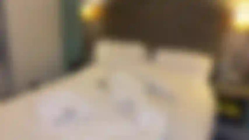 Una cameriera d'albergo arrapata trova il dildo degli ospiti - una cameriera formosa trova qualcosa di interessante tra le lenzuola, lo assaggia e poi ci viene sopra tutta prima di tornare di corsa al lavoro.