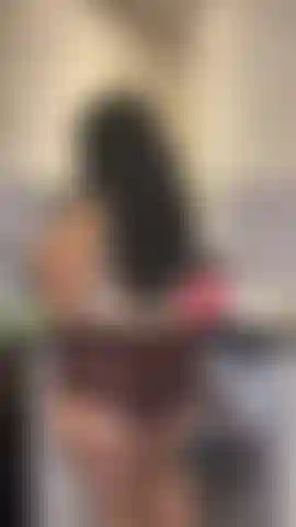 Una procace birichina ha un pensiero sporco mentre prepara il pranzo... Si gode il grosso cetriolo spesso e spruzza più volte per tutta la cucina.Stavo solo preparando un'insalata ma è passato un po' di tempo dall'ultima volta che l'ho avuto e quel cetriolo mi ha ricordato di lui. Vengo due volte su tutto il cetriolo. 1 Delle mie 5 al giorno!