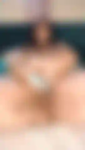 Una donna asiatica formosa fa squirtare la sua figa cremosa usando il suo dildo e il wand.
