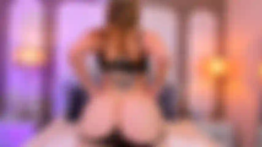 Cavalco il mio busto e ci faccio rimbalzare sopra il culo.