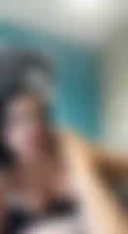 Una piccola troia che ama succhiare.