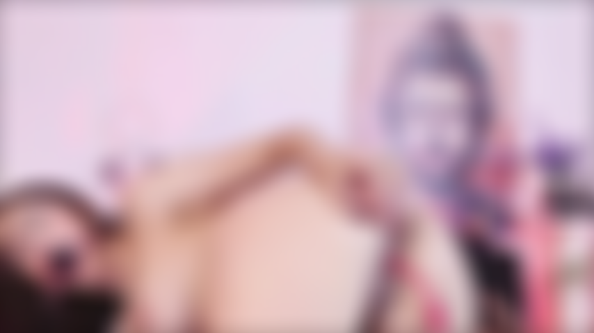 Con l'ano spalancato.