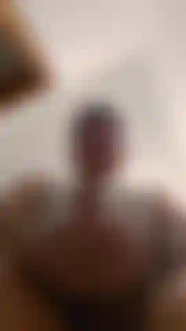 Avevo due opzioni // aspettare fino a notte per masturbarmi // o farlo con il mio coinquilino accanto a me e non riuscivo a resistere ragazzi. Dovevo masturbarmi haha.