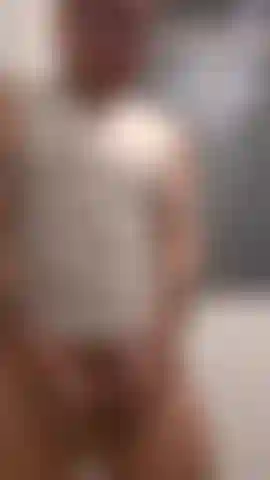 Nascosto in bagno ma con la voglia di scopare chiunque mi venga a trovare.
