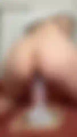 Il culo rimbalza sul video di un giro in dildo.