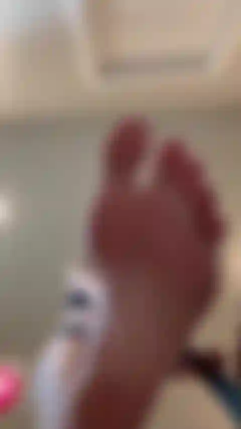 Adorazione dei piedi sul pavimento (piedi sporchi stai pulendo).