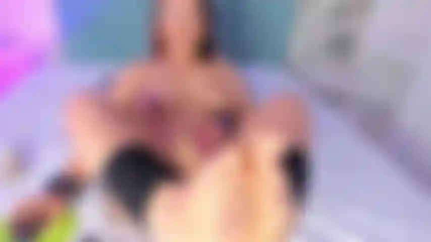 Eccellente lavoretto con i piedi oliati sul mio corpo nudo.