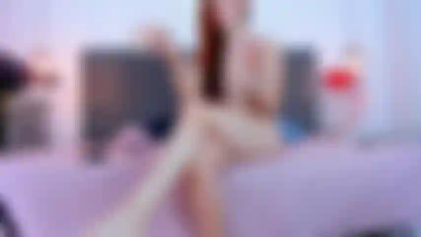 Morsetti sui capezzoli e massaggio erotico sul mio corpo nudo.