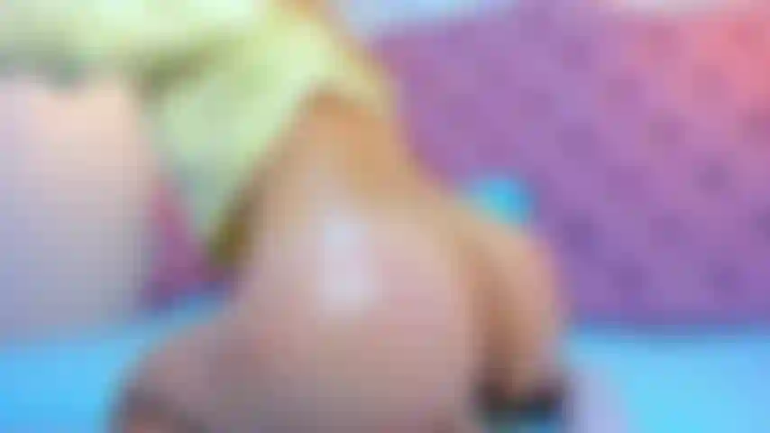 Guarda il mio culo che rimbalza sulla parte superiore del tuo cazzo.