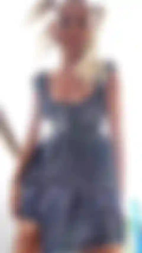 Sbircio fuori sotto il vestito.