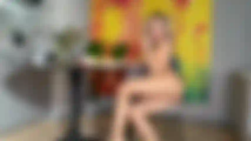 Mangio hamburger e patatine fritte nuda. Buonissimo!