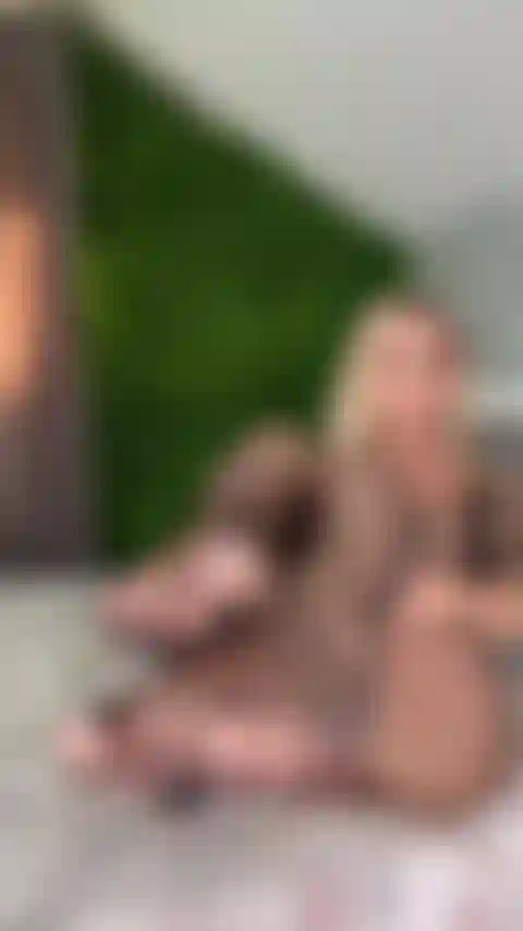 Dita nere in calze a rete.