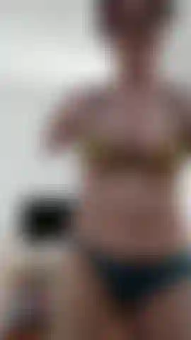 Doppia amputata che salta e fa esercizio.