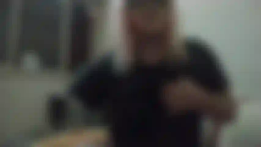 Un'amputata si scopa con lo strap-on.